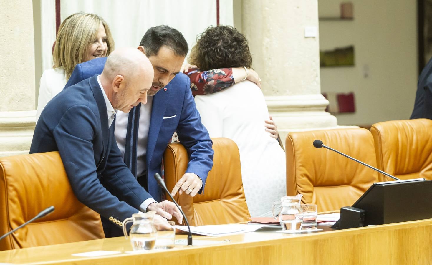 Fotos: Aplausos, gestos y discursos en la sesión para proclamar la Mesa del Parlamento riojano