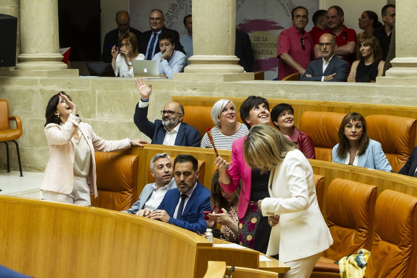 Fotos: Aplausos, gestos y discursos en la sesión para proclamar la Mesa del Parlamento riojano