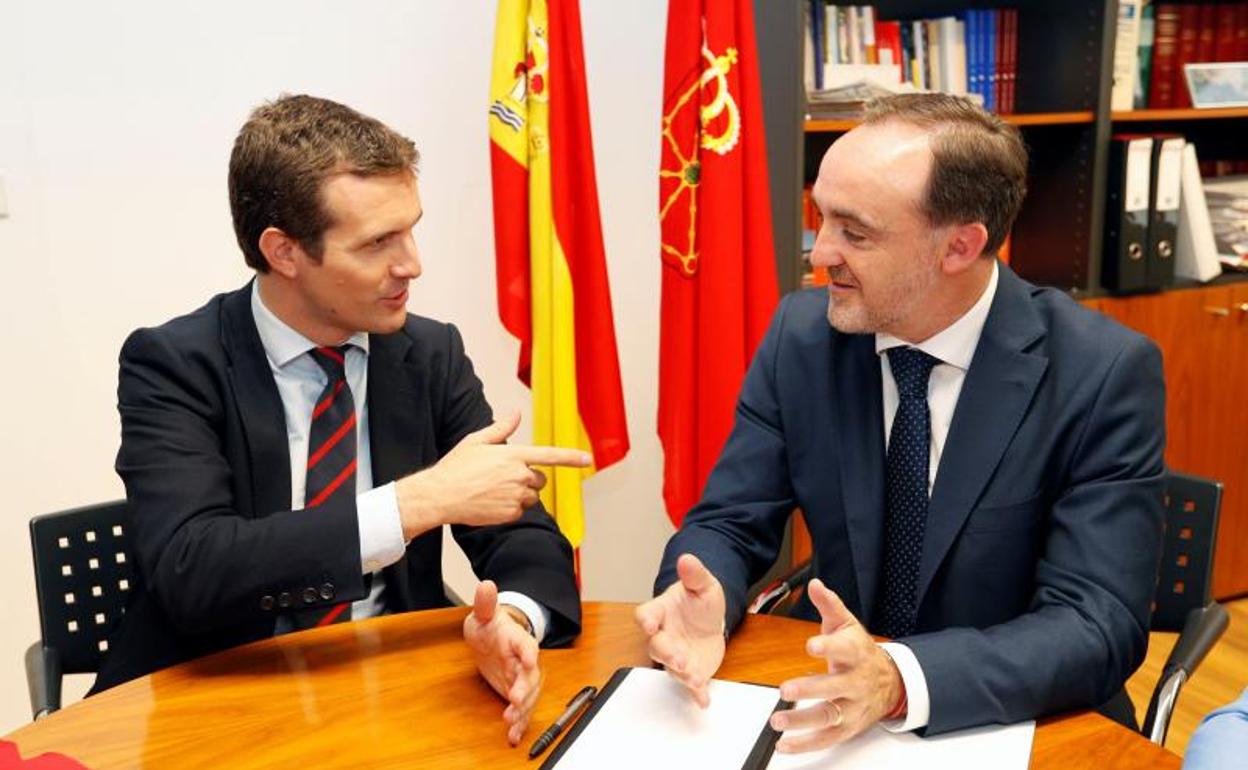 El presidente nacional del Partido Popular, Pablo Casado (i), durante la reunión este viernes en el Parlamento de Navarra con el presidente de UPN, Javier Esparza. 