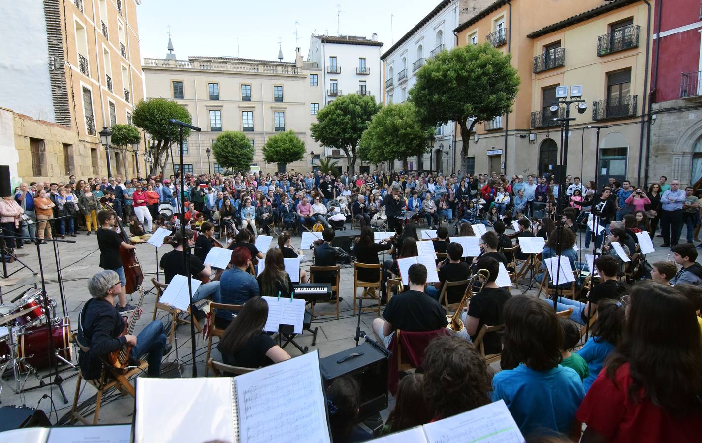 Por la tarde, la escuela de música tocó para quienes hasta allí se acercaron en la tarde del Día de la Música