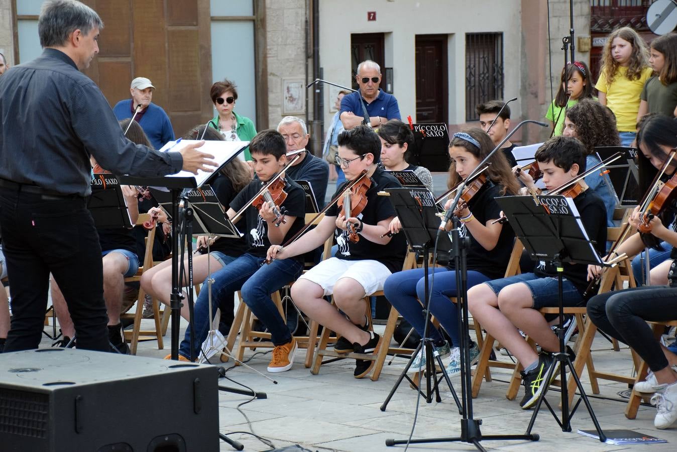 Por la tarde, la escuela de música tocó para quienes hasta allí se acercaron en la tarde del Día de la Música