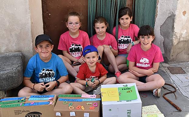 Hasta los niños colaboran en Encinart. 