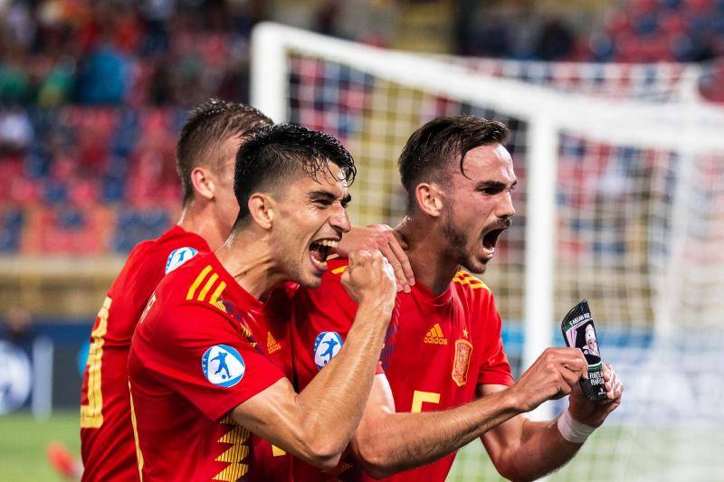 Los jugadores españoles,eufóricos tras el tercer gol.