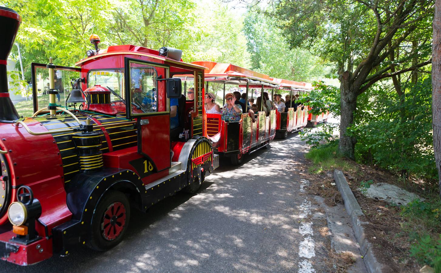 La finca institucional se ha convertido este sábado en un parque temático en torno al vino y la gastronomía riojana
