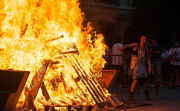 La hoguera prendida en la plaza del Mercado.
