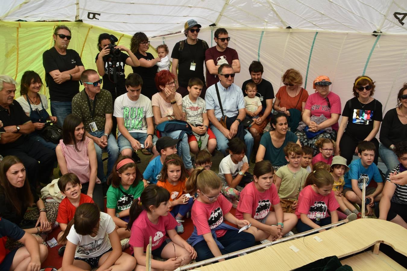 Gran ambiente en las calles de Enciso.