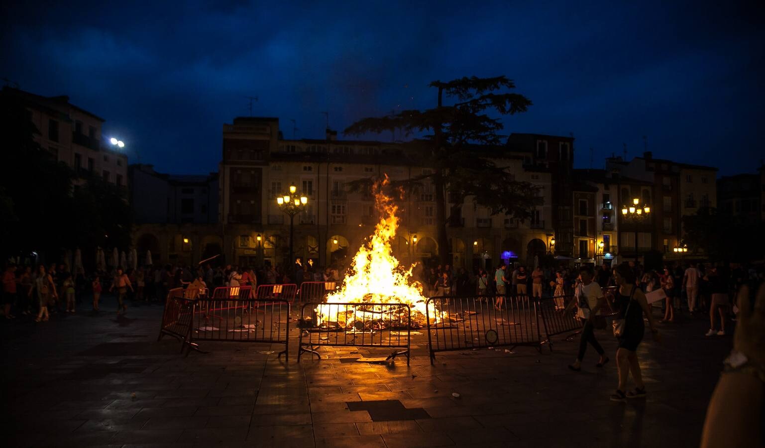 Fotos: Arde la hoguera de la plaza del Mercado en Logroño en la noche de San Juan