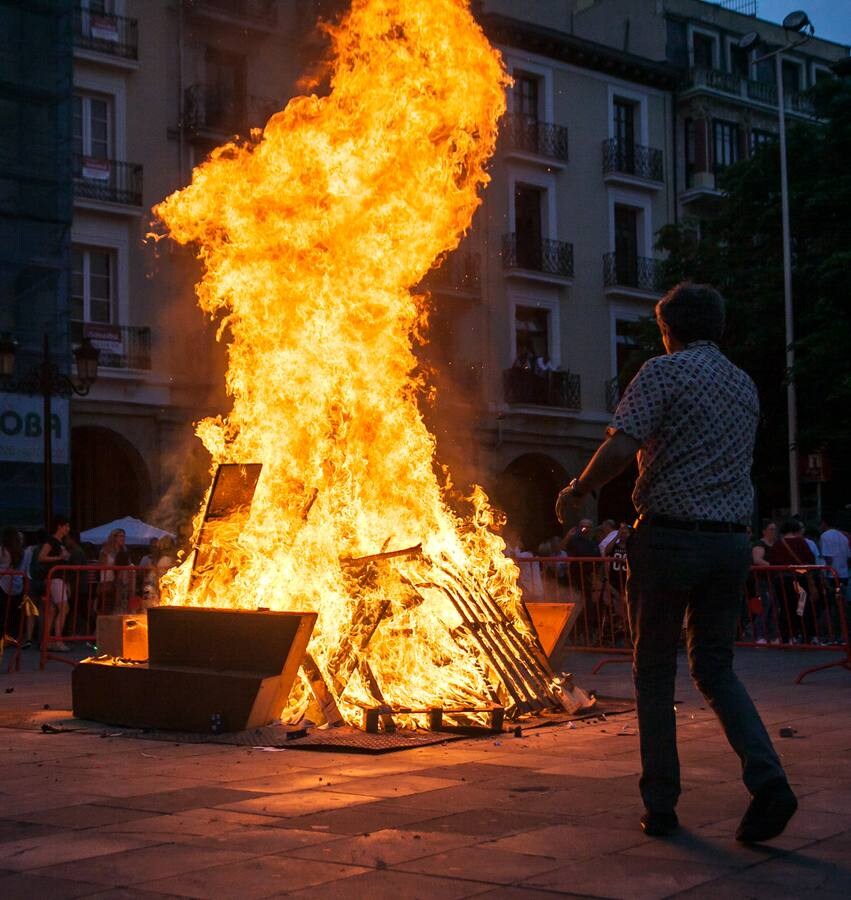 Fotos: Arde la hoguera de la plaza del Mercado en Logroño en la noche de San Juan