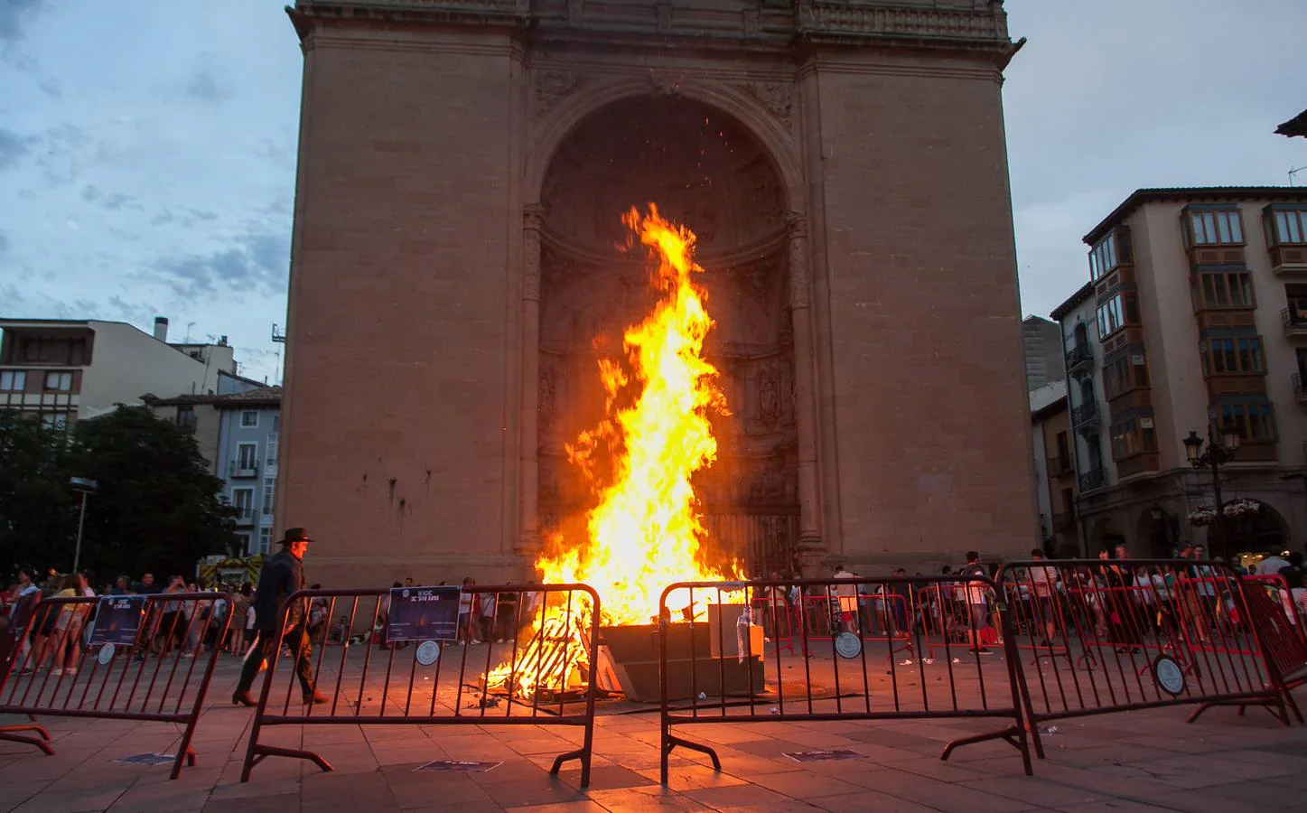 Fotos: Arde la hoguera de la plaza del Mercado en Logroño en la noche de San Juan