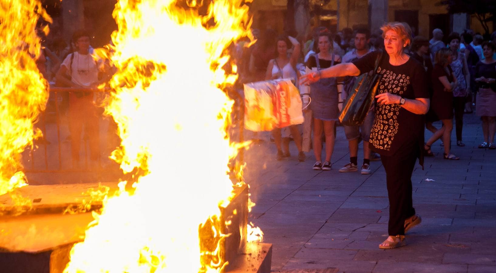 Fotos: Arde la hoguera de la plaza del Mercado en Logroño en la noche de San Juan