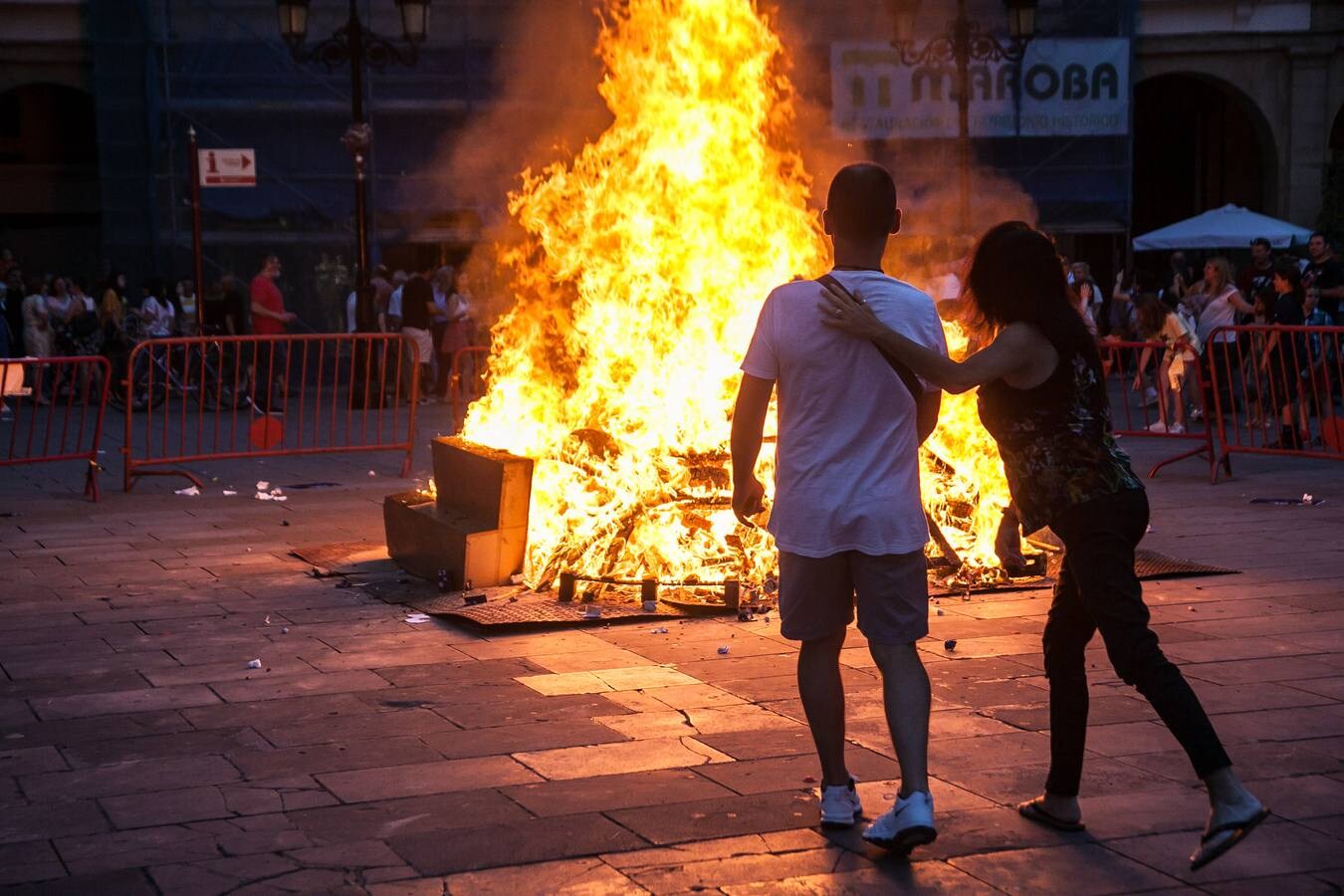 Fotos: Arde la hoguera de la plaza del Mercado en Logroño en la noche de San Juan