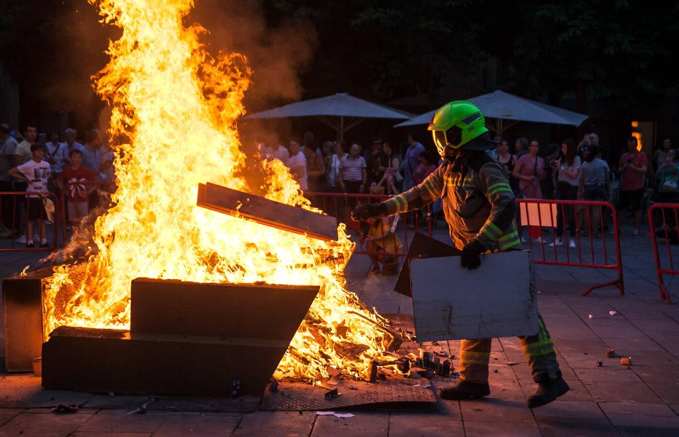 Fotos: Arde la hoguera de la plaza del Mercado en Logroño en la noche de San Juan