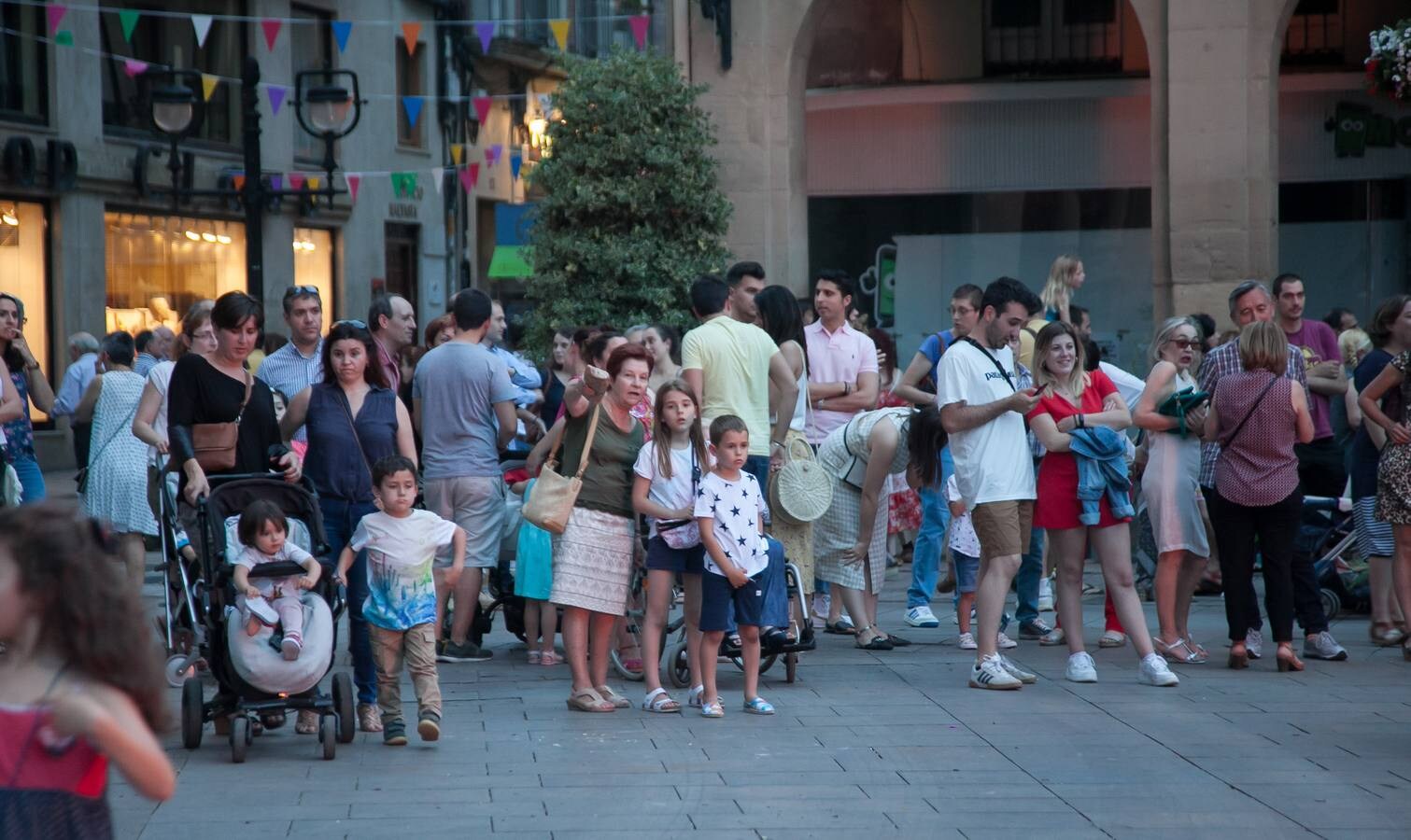 Fotos: Arde la hoguera de la plaza del Mercado en Logroño en la noche de San Juan