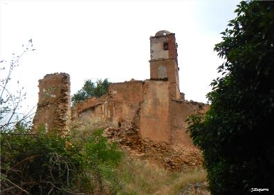 Imagen secundaria 1 - Vista desde la base de Peña Isasa, iglesia de Turruncún y descenso en un sendero 