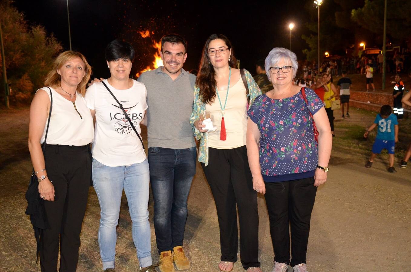 Los calagurritanos se congregaron en el parque del Cidacos para disfrutar de la Noche de San Juan. La tradicional hoguera, junto con la animación y el reparto de chocolate caliente por parte del grupo scout Nuestra Señora de Guadalupe, hicieron de la velada una noche mágica. La alcaldesa de Calahorra, Elisa Garrido, colaboró como una scout más con el reparto del chocolate y bizcochos a todos aquellos que se acercaron al parque a compartir esta noche especial.