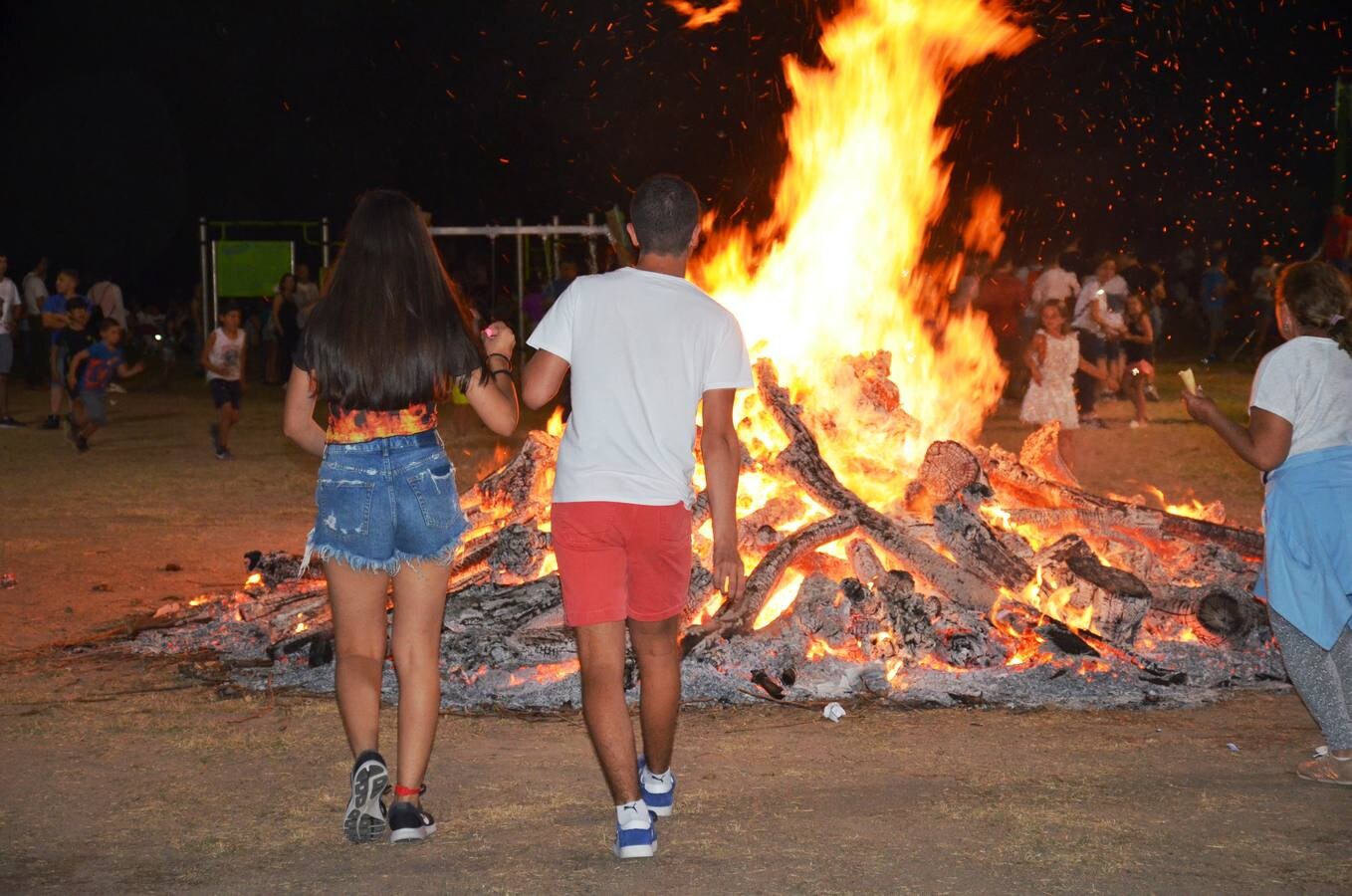 Los calagurritanos se congregaron en el parque del Cidacos para disfrutar de la Noche de San Juan. La tradicional hoguera, junto con la animación y el reparto de chocolate caliente por parte del grupo scout Nuestra Señora de Guadalupe, hicieron de la velada una noche mágica. La alcaldesa de Calahorra, Elisa Garrido, colaboró como una scout más con el reparto del chocolate y bizcochos a todos aquellos que se acercaron al parque a compartir esta noche especial.