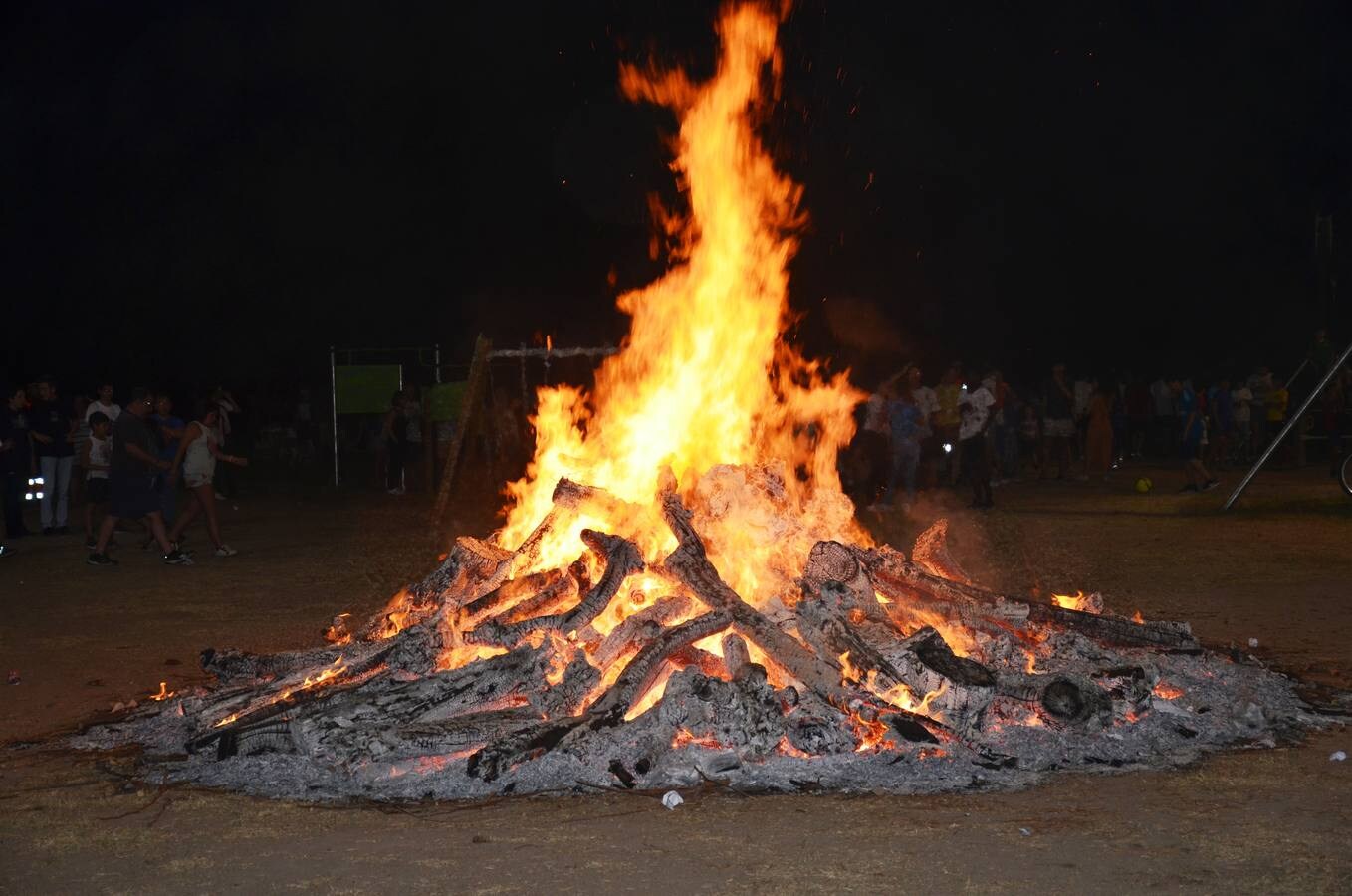 Los calagurritanos se congregaron en el parque del Cidacos para disfrutar de la Noche de San Juan. La tradicional hoguera, junto con la animación y el reparto de chocolate caliente por parte del grupo scout Nuestra Señora de Guadalupe, hicieron de la velada una noche mágica. La alcaldesa de Calahorra, Elisa Garrido, colaboró como una scout más con el reparto del chocolate y bizcochos a todos aquellos que se acercaron al parque a compartir esta noche especial.