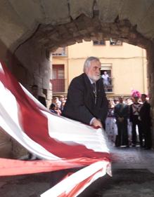 Imagen secundaria 2 - José Ignacio Ceniceros, Víctor García de la Concha, Pedro Sanz y Fernando Beltrán en el acto institucional del Día de La Rioja del año 2000. FERNANDO DÍAZ | Degustación de picadillo con vino en las Fiestas de San Bernabé. ENRIQUE DEL RÍIO | El alcalde de Logroño, José Luis Bermejo dio los banderazos.