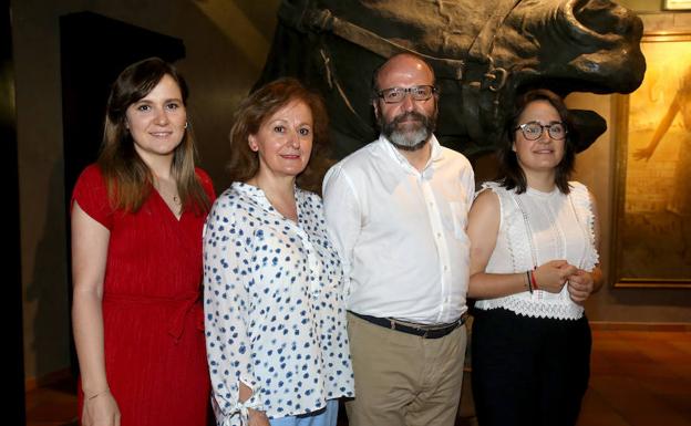 Imagen principal - Arriba, Ángela Valgañón, Raquel García, Manuel Valgañón y Beatriz Valgañón. Abajo, a la izquierda, Gemma Santamaría, Montse Santamaría y Mabel Combarros. A la derecha, José Vicente Jiménez, Itziar García y Víctor Ortega. 