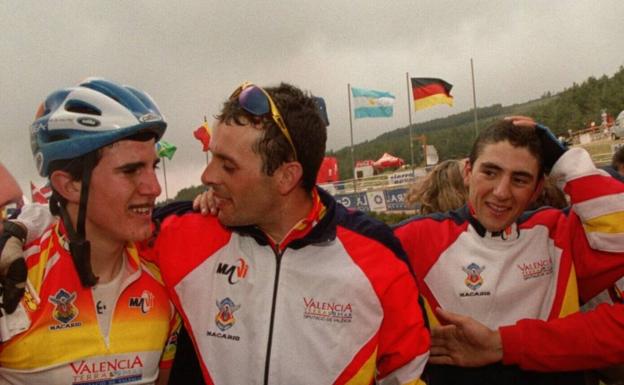 Imagen principal - El riojano Carlos Coloma, con MARTI GISPERT Y JOSE ANTONIO HERMIDA, tras el Campeonato del Mundo de Bicicleta de Montaña. RAMON L. PEREZ | Jugadores del equipo del Arnedo con el alcalde y directivos celebrando en el Ayuntameinto su ascenso a Tercera División. C.A.M. | Toni Peña, ganador de la IX Media Maratón de La Rioja. FERNANDO DÍAZ