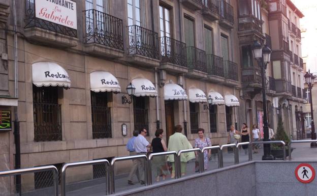 Fachada del número 8 de la calle Bretón de los Herreros, donde se encuentran «Los Gabrieles», de Logroño. 