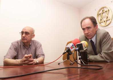 Imagen secundaria 1 - Reunión entre dirigentes del Club Deportivo Logroñés y alcalde y concejales del Ayuntamiento de Logroño. TOMAS BLANCO | Julio Jiménez y Juan Lacueva, dirigentes del Club Deportivo Logroñés. ENRIQUE DEL RÍO | Juan Lacueva, dirigente del Club Deportivo Logroñés, se entrevista con el consejero de Economía del Gobierno de La Rioja, Juan José Muñoz. FERNANDO DÍAZ