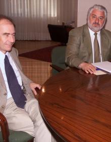 Imagen secundaria 2 - Reunión entre dirigentes del Club Deportivo Logroñés y alcalde y concejales del Ayuntamiento de Logroño. TOMAS BLANCO | Julio Jiménez y Juan Lacueva, dirigentes del Club Deportivo Logroñés. ENRIQUE DEL RÍO | Juan Lacueva, dirigente del Club Deportivo Logroñés, se entrevista con el consejero de Economía del Gobierno de La Rioja, Juan José Muñoz. FERNANDO DÍAZ