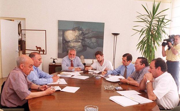 Imagen principal - Reunión entre dirigentes del Club Deportivo Logroñés y alcalde y concejales del Ayuntamiento de Logroño. TOMAS BLANCO | Julio Jiménez y Juan Lacueva, dirigentes del Club Deportivo Logroñés. ENRIQUE DEL RÍO | Juan Lacueva, dirigente del Club Deportivo Logroñés, se entrevista con el consejero de Economía del Gobierno de La Rioja, Juan José Muñoz. FERNANDO DÍAZ