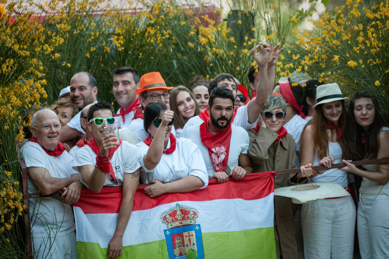 Un grupo de jóvenes asistentes a la batalla del vino de Haro