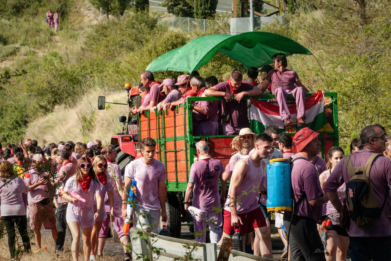 Un grupo de jóvenes asistentes a la batalla del vino de Haro