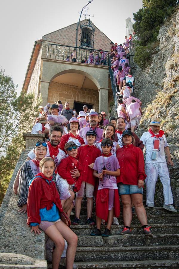 Un grupo de jóvenes asistentes a la batalla del vino de Haro