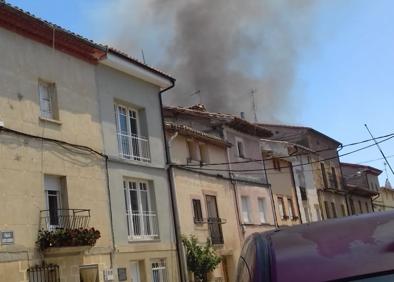 Imagen secundaria 1 - Un incendio quema terreno de cereal y matorrales en Herramélluri