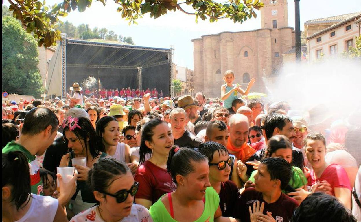 La plaza de España contó con riego por aspersión durante las Vueltas y los najerinos y los visitantes lo agradecieron mucho.