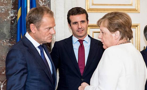 El presidente del Consejo Europeo, Donald Tusk; el presidente del PP, Pablo Casado; y la canciller alemana, Ángela Merkel, durante la Cumbre del Partido Popular Europeo.