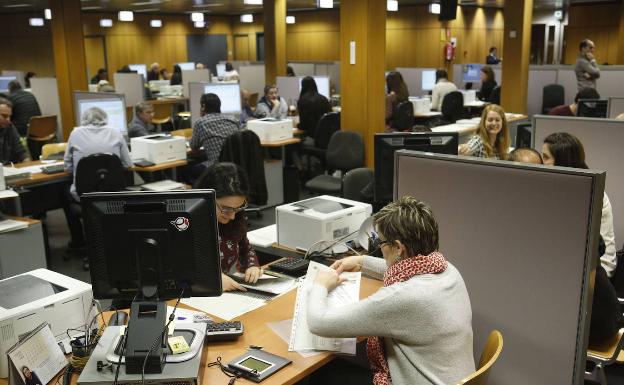 Varios contribuyentes son atendidos en una de las oficinas de la Agencia Tributaria. 