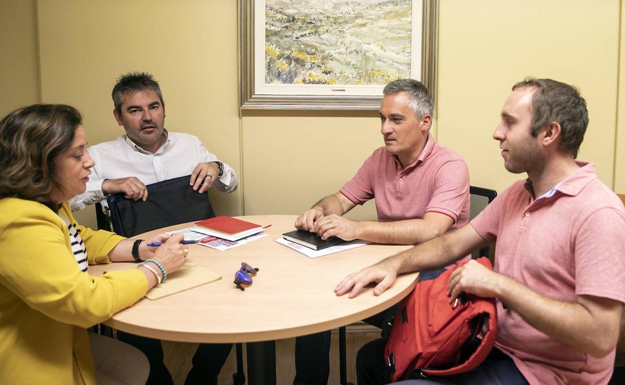 Jesús Izquierdo (UGT) y Jorge Ruano (CCOO), entre Moreno y Mendiola (IU) en el Parlamento. 