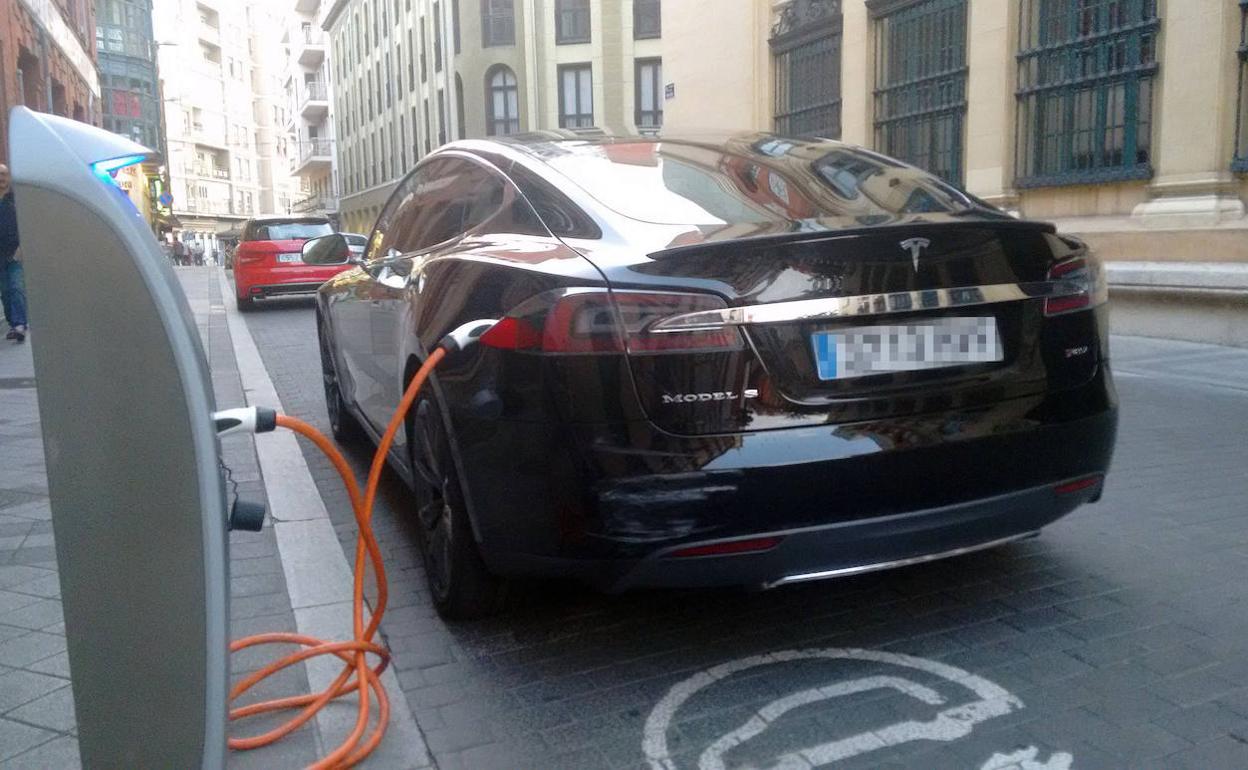 Un Tesla Model S carga sus baterías.