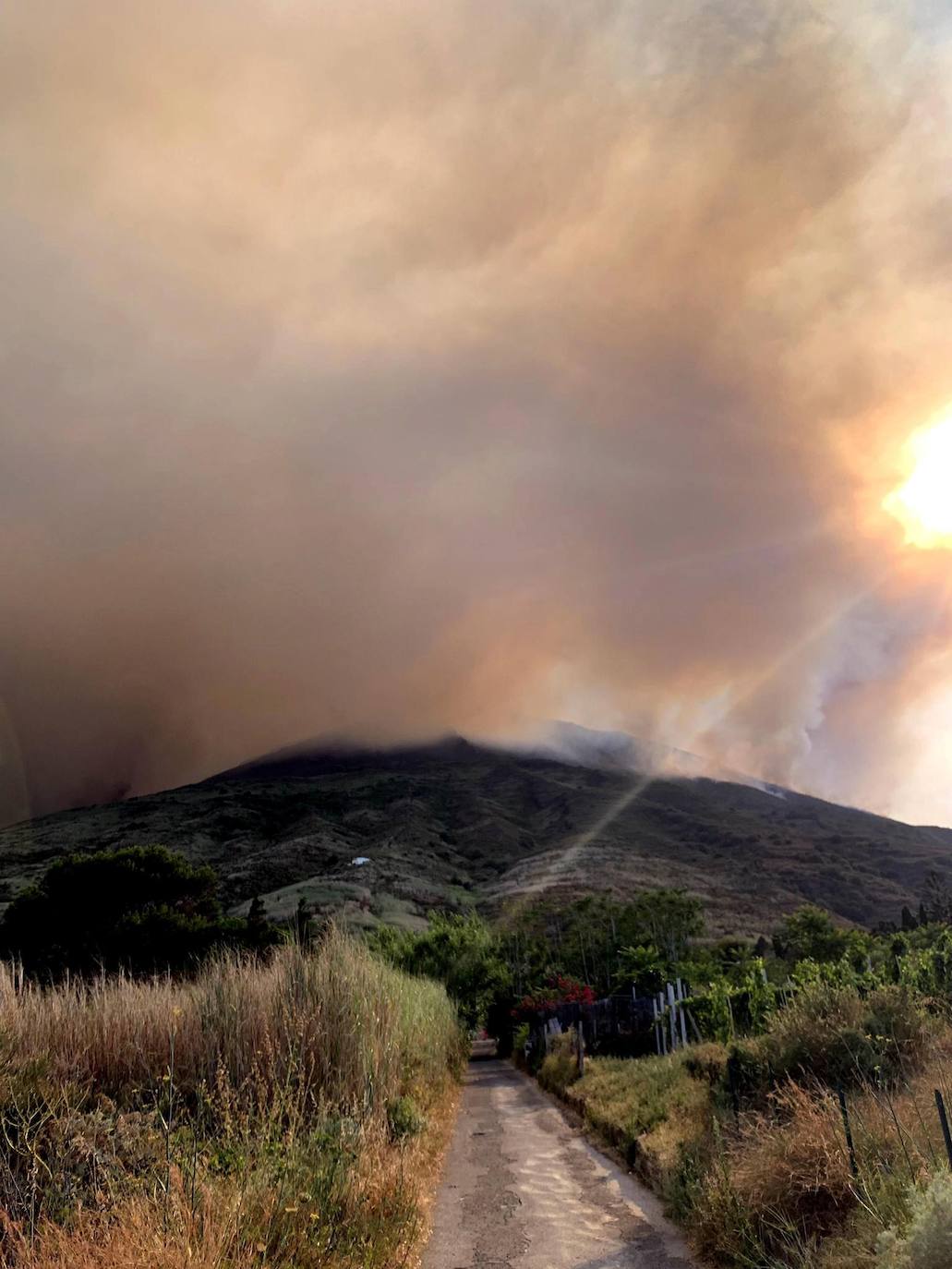 l volcán de la isla de Estrómboli, en el sur de Italia, registró hoy una serie de violentas explosiones con las que expulsó rocas y lava y provocaron la muerte a una persona y dejó a otra herida, confirmaron a Efe fuentes de Protección Civil.