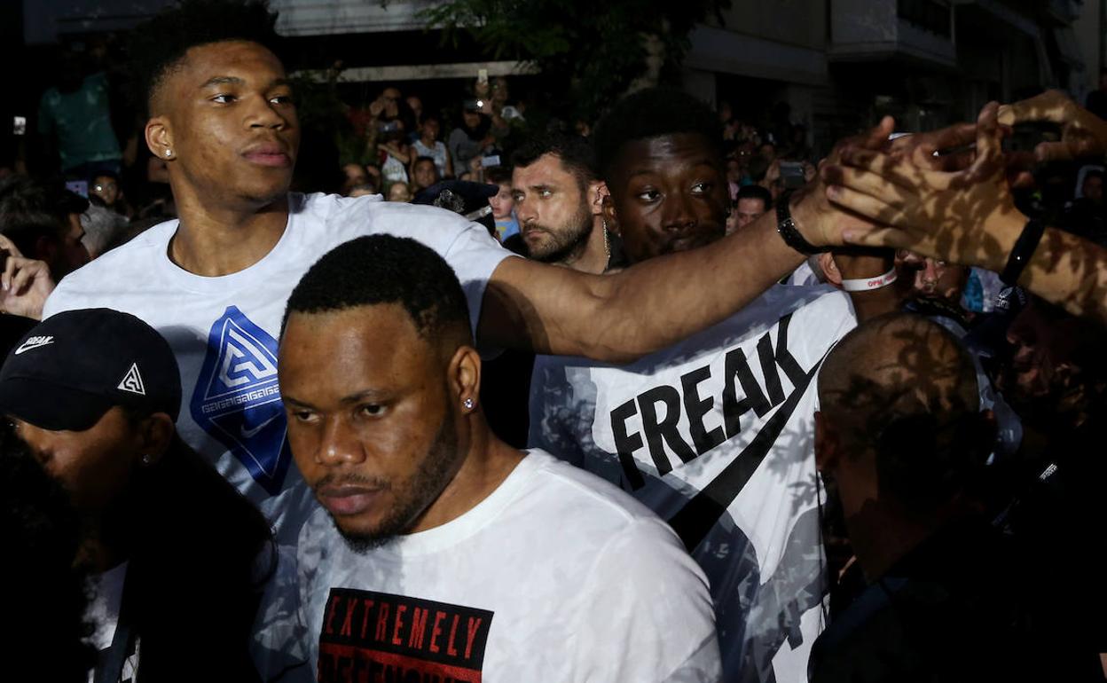 Antetokounmpo saluda a varios aficionados en Grecia. 