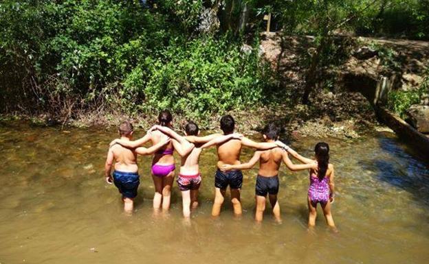 Después de la limpieza, los niños no han dudado en darse un chapuzón. 