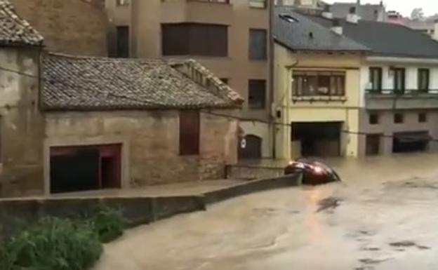 Un coche es arrastrado por la corriente en Tafalla.