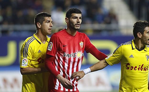 Javi Alamo, con el Almería, en un partido contra el Cádiz.