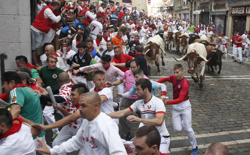 Fotos: Segundo encierro de San Fermín muy veloz y limpio de los toros de Cebada Gago