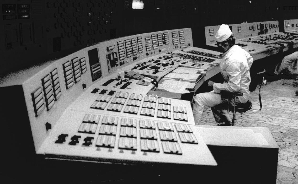 Un técnico supervisa el reactor número 3 desde la sala de control de la planta nuclear de Chernóbil. 