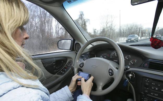Chatear al volante aumenta en un 20 % el riesgo de sufrir un accidente grave