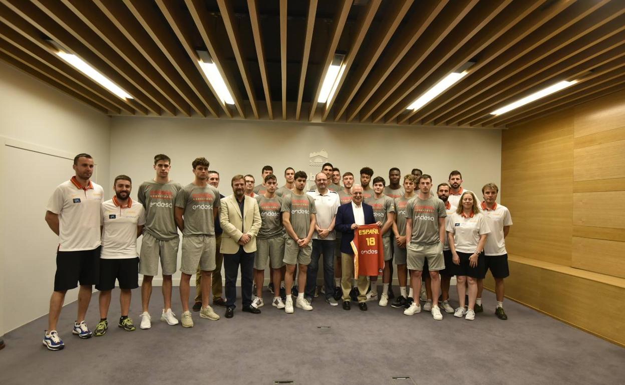 El presidente del Gobierno regional ha recibido a la selección sub-18.