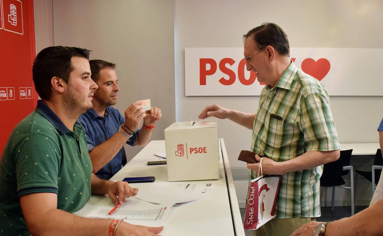 La militancia del PSOE vota el acuerdo de Gobierno con IU