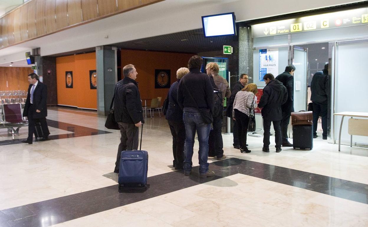 Aeropuerto de Logroño- Agoncillo, pasajeros en vuelo con destino a Madrid.