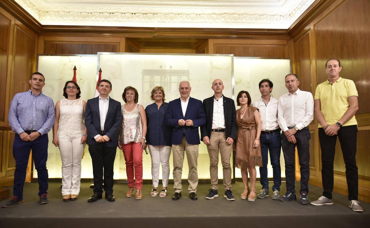 José Ignacio Ceniceros, junto a los alcaldes de los municipios incluidos en el acuerdo