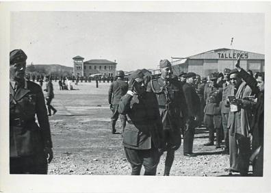 Imagen secundaria 1 - La hija del general Franco condecora una bandera de la aviación legionaria de Mussolini; Franco saluda a las tropas españolas y alemanas a su llegada al aeródromo de Agoncillo; y Llegada a la base aérea riojana de la legación alemana, encabezada por el embajador Eberhard von Stohrer.